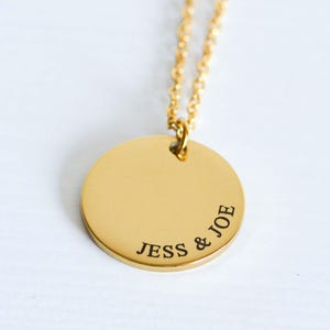 Collier pendentif rond personnalisé : bijoux gravés en acier inoxydable