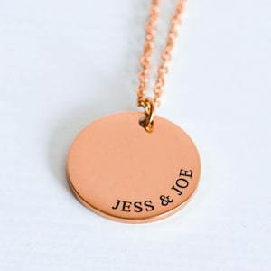 Collier pendentif rond personnalisé : bijoux gravés en acier inoxydable