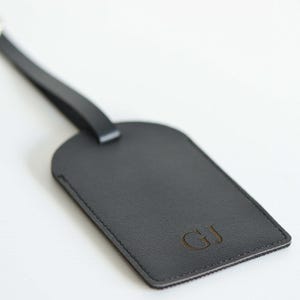 Gepersonaliseerde leren bagagelabel, op maat gegraveerd label voor reistassen met metalen gesp, PU-leren naamplaatje, cadeau voor reizigers, zwart label