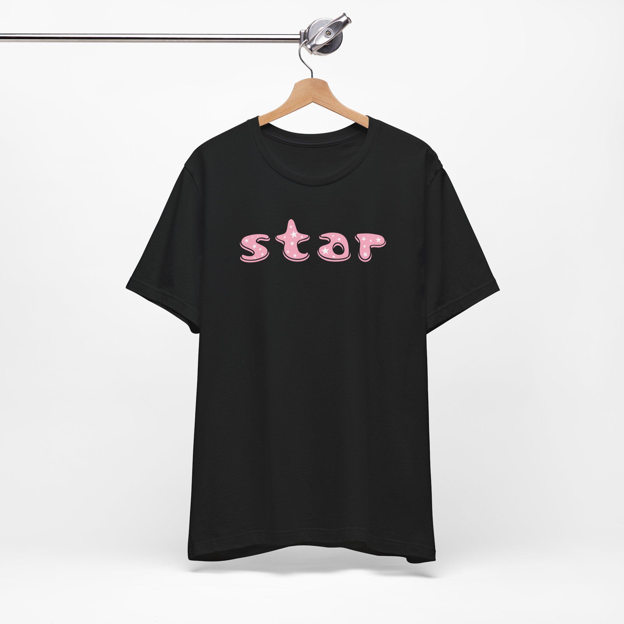 ピンクの星柄Tシャツ：ユニセックストレンドのグラフィックトップ