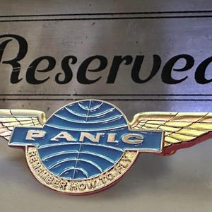 Panic Wings - Utbredd panik ikonisk flygplan hattnål
