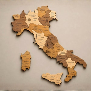 Puede incluir: Mapa de madera de Italia con regiones y ciudades. El mapa está hecho de madera de varios tonos marrones, cada región con un tono diferente. Los nombres de las regiones y ciudades están grabados.