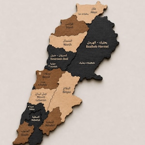 Op de afbeelding: Een houten kaart van Libanon, met regio's in bruin en zwart. De kaart heeft Engelse en Arabische tekstlabels, die steden en regio's aangeven. Het is een decoratief item.