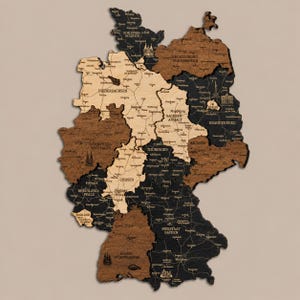Könnte beinhalten: Eine detaillierte Holzkarte von Deutschland, die die Umrisse der Bundesländer und Städtenamen zeigt. Die Karte verwendet eine geschichtete Gestaltung mit verschiedenen Braun- und Schwarztönen, wodurch ein 3D-Effekt entsteht. Der Hintergrund ist neutral.