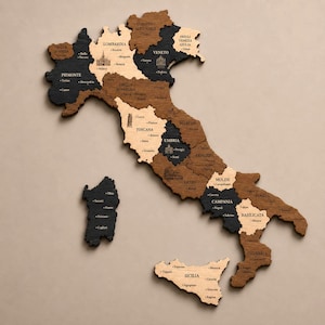 Pode incluir: Um mapa de madeira da Itália, com regiões em tons de castanho, preto e bege. Cada região está rotulada. O mapa inclui a Sardenha e a Sicília. Um objeto decorativo para decoração de casa.