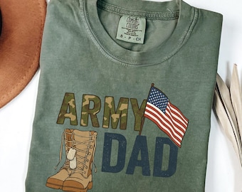 Koszulka Comfort Colors® Army Dad | Prezent dla taty wojskowego | Patriotyczna koszulka dla ojców | Koszulka z butami wojskowymi z flagą USA | Prezent dla taty wojskowego na Dzień Ojca