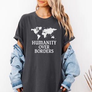 Chemise Humanity Over Borders | T-shirt minimaliste d'égalité | Graphique de carte du monde d'activisme social | Couleurs Confort Unisexe