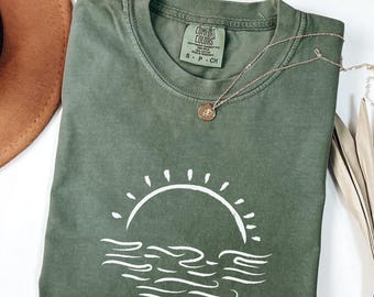 Camiseta minimalista de sol y olas Comfort Colors®, playera estética playera, playera costera de verano, playera para amantes del océano, playera con estampado bohemio minimalista