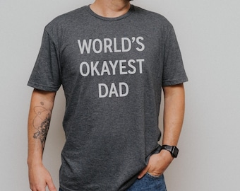 Das Okayest der Welt Dad Shirt - Lustiges minimalistisches Vatertags-T-Shirt - Geschenk für Papa - Humor T-Shirt - Unisex Einfach Dad T-Shirt