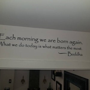 Cada mañana nacemos de nuevo. Lo que hacemos hoy es lo que más importa. Calcomanía de pared de vinilo de Buda
