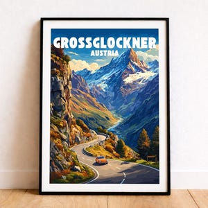 Pode incluir: Impressão artística emoldurada com uma vista panorâmica de Grossglockner, Áustria. A obra de arte retrata uma estrada sinuosa através de uma passagem de montanha, com um carro. O céu é azul e as montanhas estão cobertas de neve.