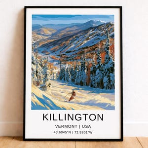 Könnte beinhalten: Ein gerahmtes vertikales Poster mit einer stilisierten Illustration einer verschneiten Berglandschaft in Killington, Vermont, USA. Das Kunstwerk zeigt einen Skifahrer auf einer Piste mit Kiefern und fernen Gipfeln. Der Text unten lautet KILLINGTON VERMONT | USA 43.6045°N | 72.8201°W.