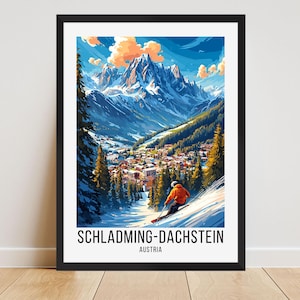 Peut inclure: Une affiche encadrée représentant un paysage hivernal de Schladming-Dachstein, Autriche. L'œuvre montre un skieur dévalant une pente enneigée, avec un village niché dans une vallée sous des montagnes enneigées.