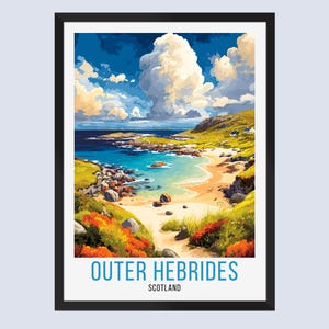 Puede incluir: Una impresión artística enmarcada de las Hébridas Exteriores en Escocia. El paisaje presenta una playa de arena, agua turquesa y colinas verdes bajo un cielo azul con nubes blancas. Las palabras "Outer Hebrides" y "Scotland" están impresas en la parte inferior.