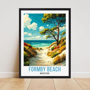 Puede incluir: Una impresión artística enmarcada de Formby Beach, Merseyside. La obra representa un camino arenoso que conduce al mar bajo un cielo azul brillante con nubes. Plantas verdes y rojas enmarcan el camino, y un árbol alto se alza a la derecha. El texto "Formby Beach" está abajo.
