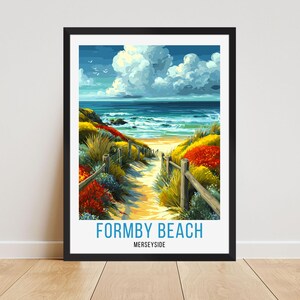 Puede incluir: Una impresión artística enmarcada de Formby Beach, Merseyside. La obra de arte representa un camino que conduce a la playa, bordeado de vegetación colorida y una valla de madera. El cielo está lleno de nubes esponjosas y el océano es visible al fondo.