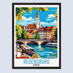 Könnte beinhalten: Ein gerahmter Kunstdruck von Regensburg, Deutschland, mit einer Flussszene mit Booten, einer Brücke und farbenfrohen Gebäuden. Das Kunstwerk hat einen Vintage-Reiseposter-Stil mit dem Stadtnamen unten.