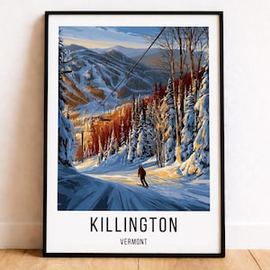 Könnte beinhalten: Ein gerahmter vertikaler Kunstdruck, der eine verschneite Berglandschaft mit einem Skifahrer auf einer Piste, einem Sessellift und schneebedeckten Bäumen zeigt. Der Text am unteren Rand lautet KILLINGTON VERMONT in schwarzen Großbuchstaben auf weißem Grund.
