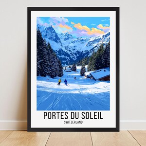 Puede incluir: Una impresión enmarcada que presenta un paisaje invernal de la estación de esquí de Portes du Soleil, en Suiza. La obra muestra esquiadores en una pista nevada, rodeados de árboles y montañas cubiertas de nieve bajo un cielo azul. El texto "PORTES DU SOLEIL SUIZA" está en la parte inferior.