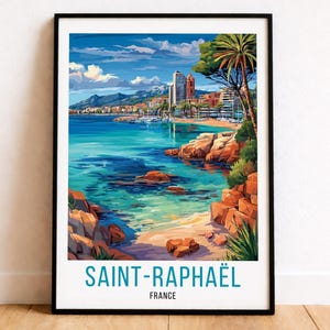 Puede incluir: Una impresión artística enmarcada de Saint-Raphaël, Francia, que presenta una escena costera con agua turquesa, una playa de arena y un horizonte urbano. La obra de arte tiene una paleta de colores vibrantes con tonos azules, naranjas y verdes. El texto "SAINT-RAPHAËL FRANCE" está en la parte inferior.