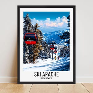 Puede incluir: Impresión artística enmarcada que muestra un paisaje invernal con telecabinas rojas ascendiendo una ladera nevada. La impresión incluye el texto "SKI APACHE NEW MEXICO" en la parte inferior, sobre un fondo de árboles nevados y cielo azul.