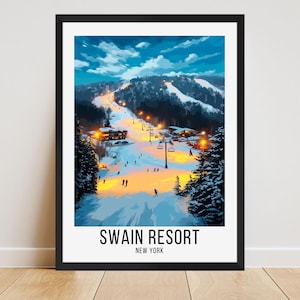 Puede incluir: Impresión artística enmarcada de Swain Resort en Nueva York. La imagen representa una pista de esquí nevada por la noche, iluminada por luces cálidas. Se ven esquiadores y snowboarders en las pistas. El cielo es una mezcla de azul y blanco.