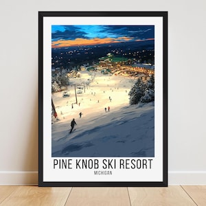 Puede incluir: Impresión enmarcada de Pine Knob Ski Resort en Michigan. La imagen muestra una pista de esquí nevada con esquiadores, iluminada por las luces del resort y una colorida puesta de sol. El texto en la parte inferior dice "PINE KNOB SKI RESORT MICHIGAN."