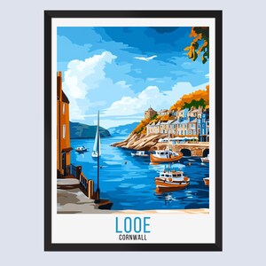 Può includere: Una stampa artistica incorniciata di Looe, Cornovaglia, con una scena portuale con barche, edifici e cielo blu. L'opera d'arte ha uno stile vintage da manifesto di viaggio, con il nome della città in basso.