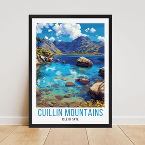 Könnte beinhalten: Ein gerahmter Kunstdruck mit einer Landschaft der Cuillin Mountains auf der Isle of Skye. Das Kunstwerk zeigt einen ruhigen See mit klarem, türkisfarbenem Wasser, großen Felsen und Bergen unter blauem Himmel mit Wolken. Der Text "Cuillin Mountains Isle of Skye" steht unten.