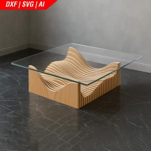Può includere: Un tavolino moderno con piano in vetro trasparente e base in legno unica. La base presenta un design a forma di onda realizzato in legno a strati, creando un mobile visivamente interessante. Il tavolo è di forma quadrata.
