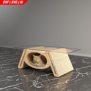 Pode incluir: Uma moderna mesa de centro com cama para gatos integrada. A mesa tem um tampo de vidro e uma estrutura de madeira clara. Um gato bege descansa na cama. A mesa está sobre uma superfície escura. A cama para gatos é um espaço acolhedor.