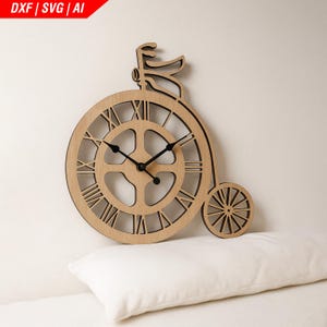 Pode incluir: Relógio de parede de madeira em forma de bicicleta vintage. O relógio apresenta algarismos romanos e ponteiros pretos. O relógio é feito de madeira castanha clara e tem um design decorativo. O texto "DXF | SVG | AI" está no canto superior esquerdo.
