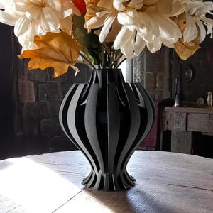 Nemesis Vase – 3D Printed Modern Sculptural Vase, Elegant Home Decor Accent, Unique Flower Holder