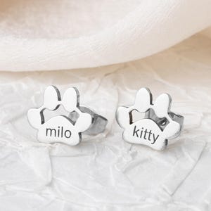 Personalized Engraved Paw Print Name Earrings, Custom Name Paw Print Studs, Paw Earrings, Gift for Pet Lovers, Gift For Her,Dog Mama Gift