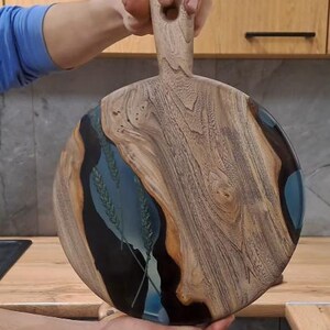 Handgemaakte charcuterieplank, aangepaste snijplank, epoxyharskunst, hars houten kaasplank, keuken en eetkamer, jubileumcadeau