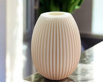 Vase with groove pattern in the shape of an egg