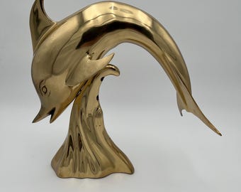 Escultura de delfín saltando de latón macizo NOS, fabricada en Corea. Pieza llamativa.