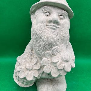 Gnom Mann mit Blumenkorb Kunststein Statue