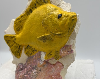 Pez amarillo hecho a mano en molde de cerámica reciclada - Arte de jardín de cemento macizo