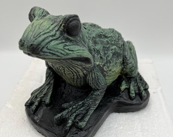 Estatua de jardín de rana realista, de piedra fundida, color negro/verde.
