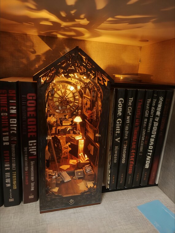 The Detective’s Club – DIY Book Nook Kit | Miniature Puzzle Model for Bookshelf Decoration,Handmade book corner lamp, a special gift