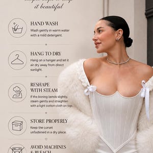 K&ouml;nnte beinhalten: Eine Infografik mit dem Titel CORSET CARE mit Anweisungen: HANDW&Auml;SCHE in warmem Wasser, LUFTTROCKNUNG ohne direktes Sonnenlicht, DAMPFBEHANDLUNG zur Formgebung, sachgem&auml;&szlig;e LAGERUNG und VERMEIDUNG VON MASCHINENW&Auml;SCHE & BLEICHMITTELN. Mit wei&szlig;em Korsett.