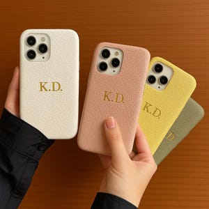 Aangepaste naam kunstleer iPhone-hoesje | Gepersonaliseerde iPhone-hoesje met initialenmonogram | Elegant zacht luxe hoesje | Cadeau voor hem en haar