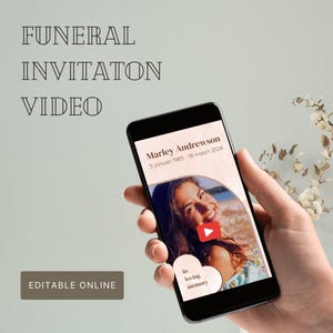 Op de afbeelding: Een smartphone-scherm met een sjabloon voor een video-uitnodiging voor een begrafenis. Het sjabloon bevat een foto van een vrouw, de tekst "Marley Andrewson" en de data "5 januari 1983 - 18 maart 2024". De video-afspeelknop is zichtbaar op het scherm. De tekst "In loving memory" wordt ook op het scherm weergegeven.