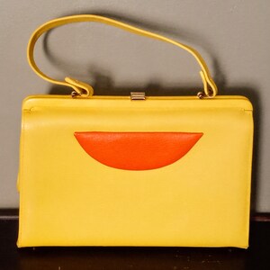 Bolso de mano vintage de cuero amarillo limón soleado, estilo años 40, con detalle de rodajas de naranja y herrajes dorados, bolso de verano.