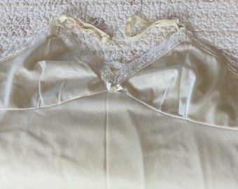 Womens Vintage Leggs Full Nylon Slip Size 40 Silky Feel Cream White with Lace Trim