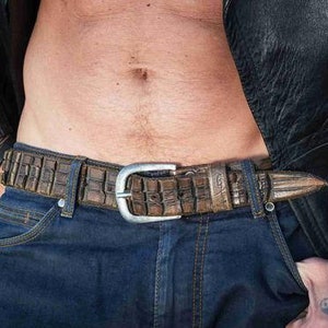 Cinturón de cuero marrón hecho a mano – Textura de cocodrilo tallada a mano – Cinturón de cuero artesanal