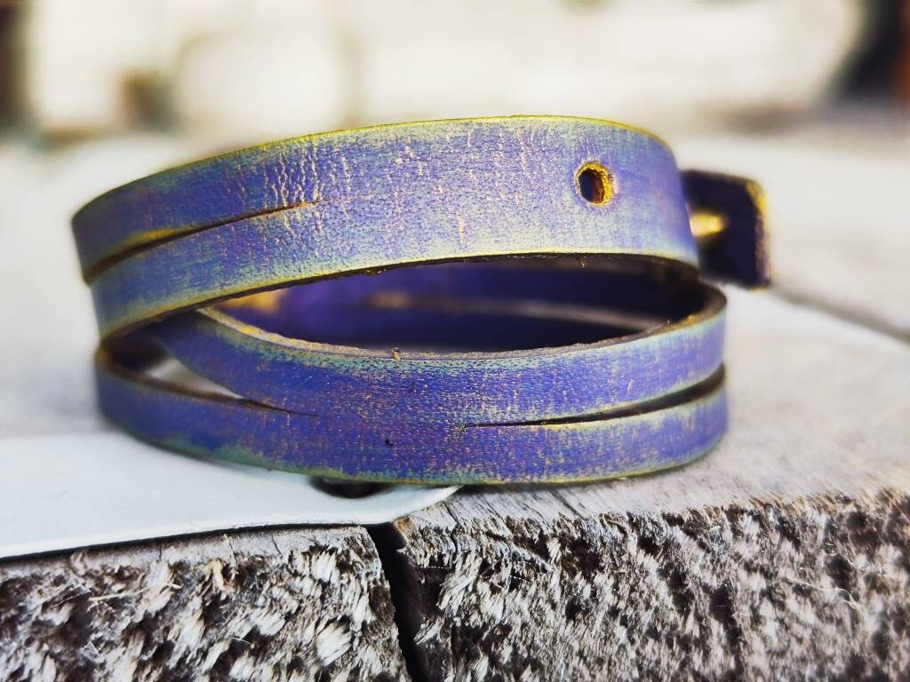 Bracciale avvolgente in pelle intrecciata: multifilo marrone con chiusura a barilotto color argento - Italia