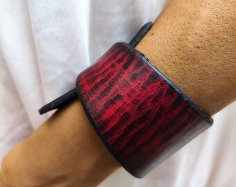 Braccialetto avvolgente in pelle rossa fatto a mano per donna - Design ampio boho di lusso