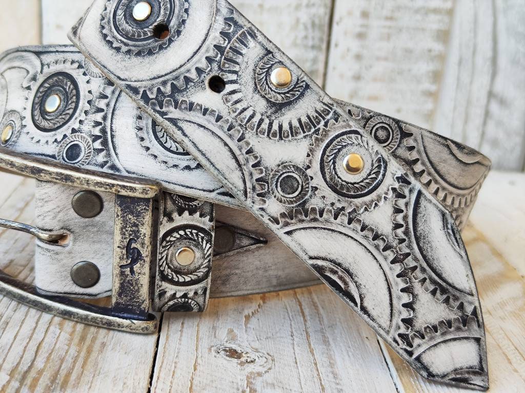 ハンドメイドホワイトレザーバイカーベルト - ブラックウォッシュ